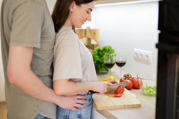 Närbild Unga Par Kärlek Matlagning Middag Tillsammans Hemma — Stockfoto