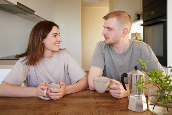 Hem Kärlek Och Relation Koncept Unga Par Dricker Kaffe Modernt — Stockfoto