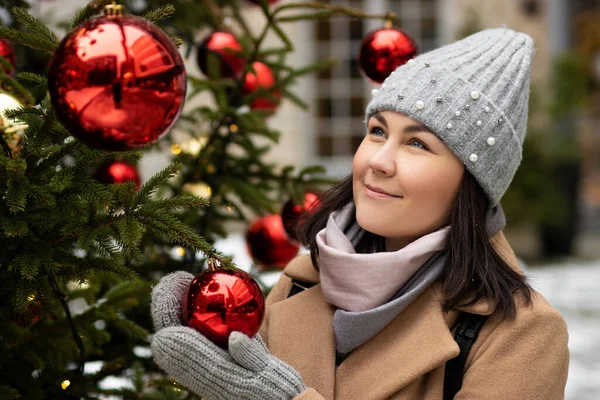 Sogno Donna Inverno Indossare Tenendo Palla Albero Natale — Foto Stock