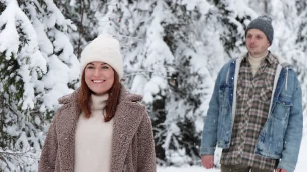Kärlek Och Lycka Koncept Lyckliga Par Promenader Vinterskogen — Stockvideo