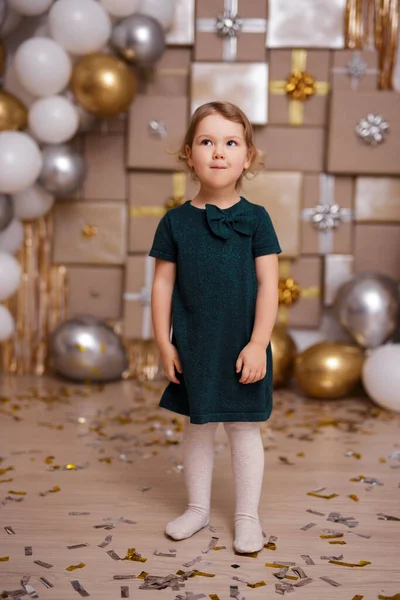 Menina Pensativa Sobre Fundo Presentes Balões — Fotografia de Stock