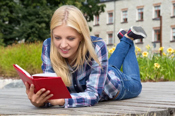 Hermosa mujer leyendo libro en el parque — Foto de Stock