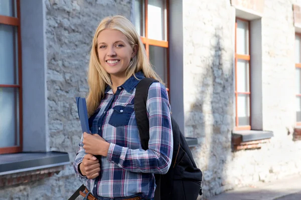 Utomhus porträtt av tonårsflicka med ryggsäck — Stockfoto