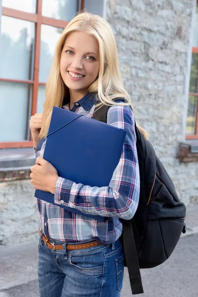 Porträt von Studentin auf dem College-campus — Stockfoto