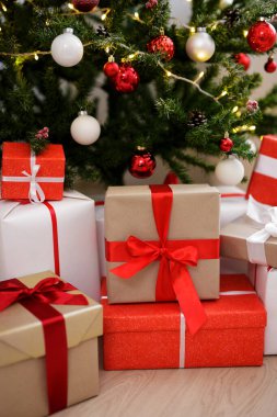 Paketlenmiş hediye kutularını ve süslenmiş Noel ağacını kapatın.