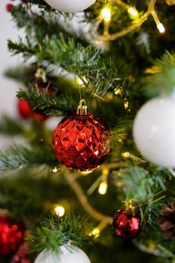 Süslü Noel ağacının kırmızı takılarını kapatın.