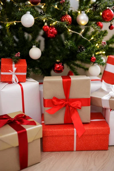 Nahaufnahme Von Verpackten Geschenkboxen Und Geschmücktem Weihnachtsbaum — Stockfoto