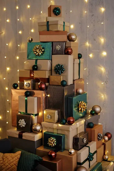 Conceito Natal Torre Caixas Presente Embrulhadas Forma Árvore Natal Luzes — Fotografia de Stock