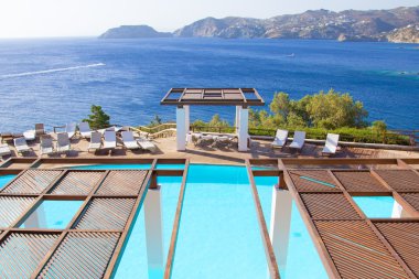 pytle s kávou na kávová zrna pozadí