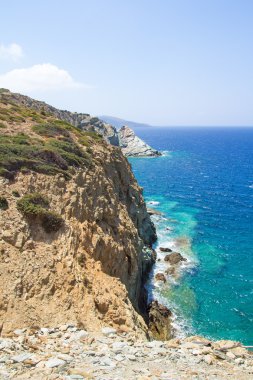 kayalık uçurum ve şeffaf deniz suyu