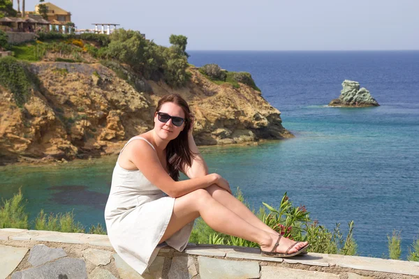 Sedící žena na pobřeží moře na ostrově Kréta — Stock fotografie