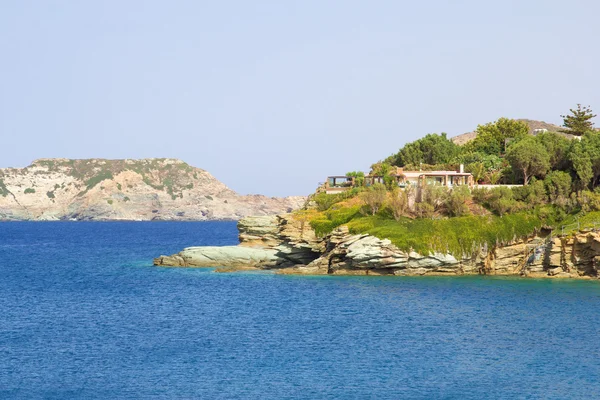 Modernes Haus am Berg auf der Insel Kreta — Stockfoto