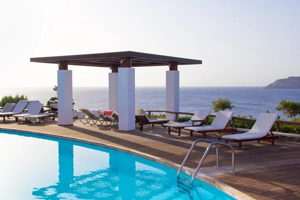 Swimming pool with beautiful sea view on Crete island — Stock Photo, Image