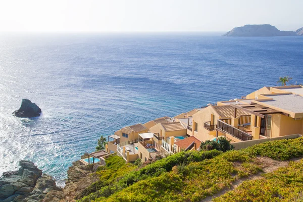Luxurious hotel on cliff near the sea — Stock Photo, Image