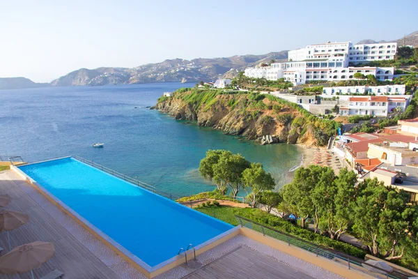 Плавательный бассейн с видом на море в роскошный отель — стоковое фото