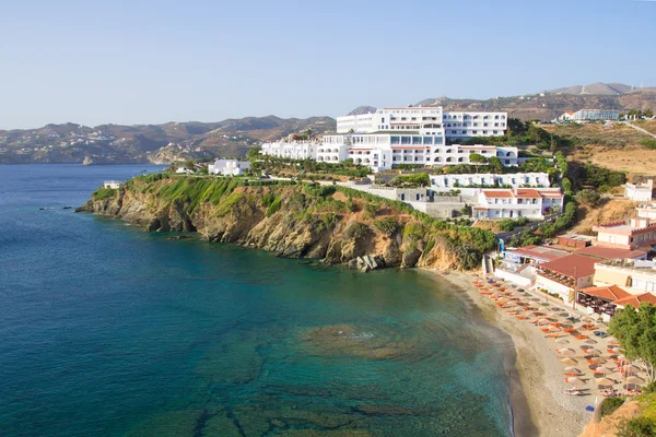 고급 스러운 호텔 및 그리스에 있는 모래 해변 — 스톡 사진