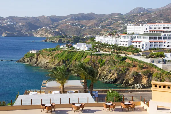 Terrazza ristorante all'aperto con vista sul mare in Grecia — Foto Stock