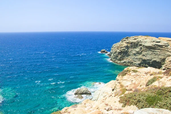 Schöne Aussicht auf felsigen Klippen und transparente Meerwasser — Stockfoto