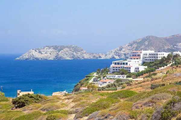 Hotel building on sea coast in Greece — Stock Photo, Image