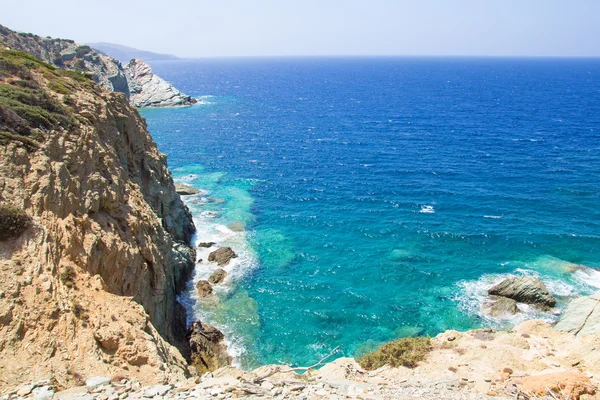 Penhasco rochoso e água transparente do mar na ilha de Creta — Fotografia de Stock