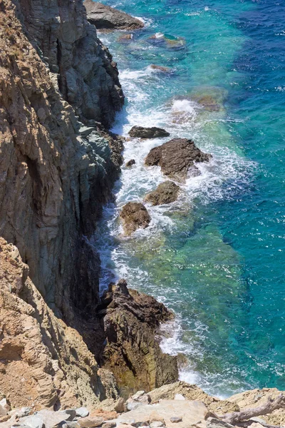 Rocky cliff e mar ondas na ilha de Creta — Fotografia de Stock