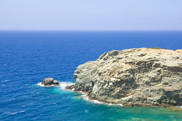 Vista da falésia rochosa e água do mar transparente — Fotografia de Stock