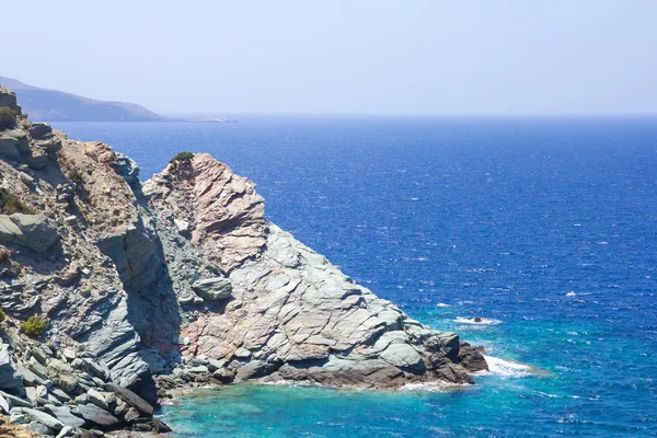 Felsiger Berg und transparente Meerwasser auf Kreta — Stockfoto