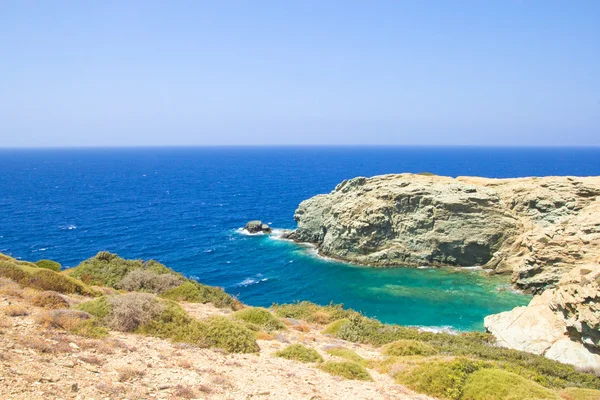 Όμορφη θέα του βραχώδη γκρεμό και διαφανή νερά στην Κρήτη — Φωτογραφία Αρχείου