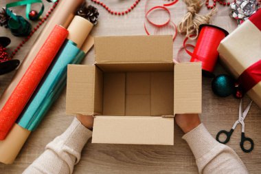 En üstteki görünüm açık kutuda ve kağıt masada