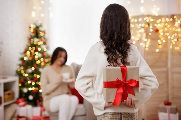 Conceito Natal Surpresa Linda Menina Dando Presente Natal Para Sua — Fotografia de Stock