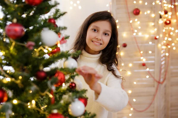 집에서 크리스마스 장식을 귀여운 소녀의 — 스톡 사진