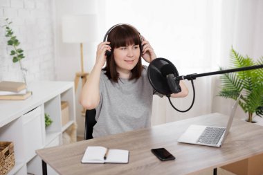 içerik oluşturma, podcast ve blog konsepti - merkez ofiste podcast kaydına hazırlanan genç bir kadının portresi