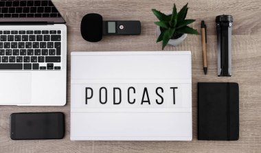 Podcast ve blog konsepti - ses içeriği kaydı için podcast kelime ve ekipman ile düz uzanma