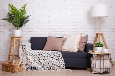 İçinde kanepe, masa ve lamba var.