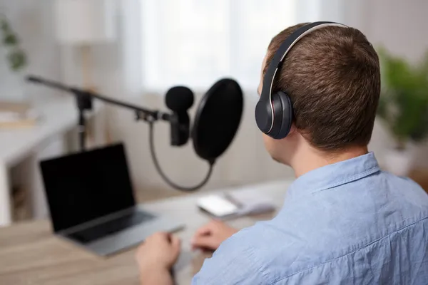 Radio Podcast Koncepcja Bloga Audio Widok Tyłu Męskiego Blogger Nagrywania — Zdjęcie stockowe