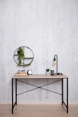 Modern ofis ya da evdeki işyeri - beton duvar arkaplanı üzerine kopyalama alanı