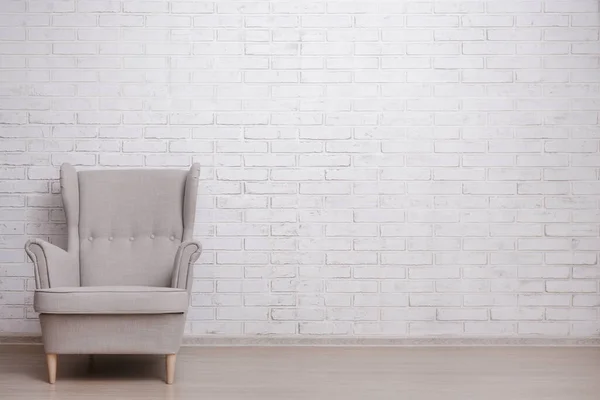 Nowoczesny Fotel Przestrzenią Kopiowania Białym Ceglanym Tle Ściany — Zdjęcie stockowe