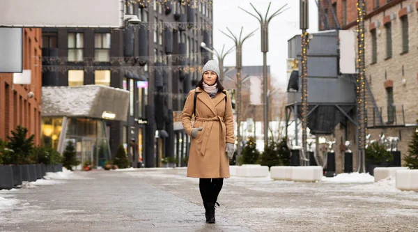 Portrait Extérieur Femme Rêveuse Manteau Marchant Dans Rue — Photo