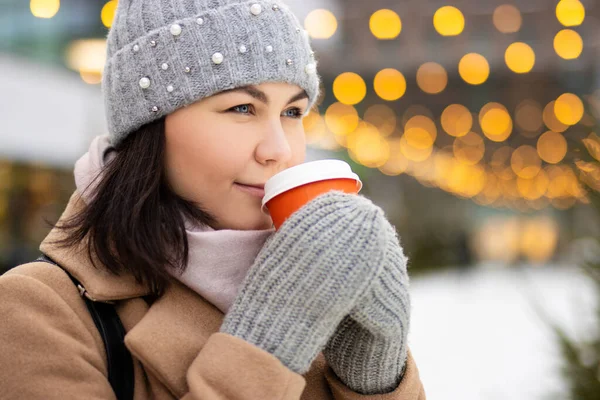 在圣诞市场上喝热咖啡的漂亮女人 — 图库照片