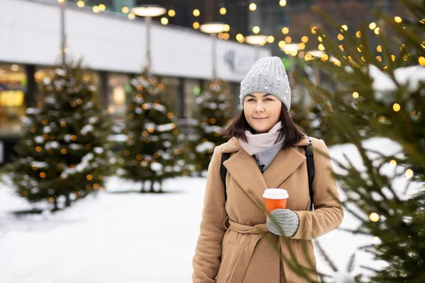 Donna Cappotto Invernale Piedi Lungo Strada Con Una Tazza Caffè — Foto Stock