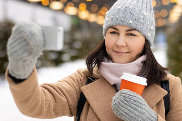 Primo Piano Donna Abiti Invernali Con Caffè Facendo Selfie Nel — Foto Stock