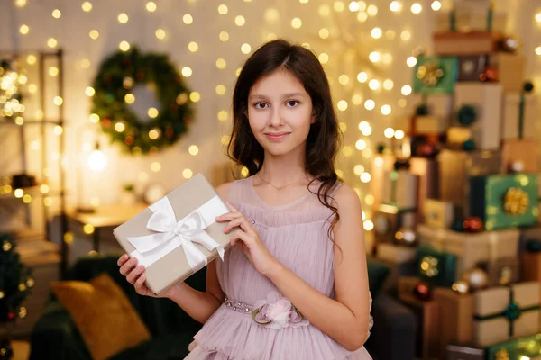 Retrato Bonito Preteen Menina Segurando Caixa Presente Quarto Decorado Com — Fotografia de Stock