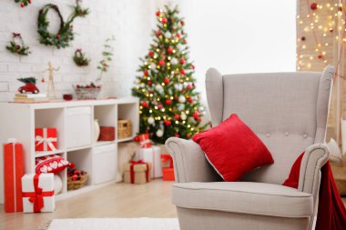 Noel için dekore edilmiş rahat odanın içi