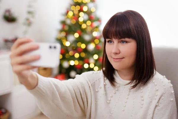 Gelukkig Vrouw Doet Selfie Kerst Versierde Kamer — Stockfoto