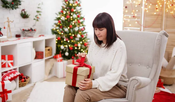 Щаслива Жінка Відкриває Подарунок Затишній Різдвяній Кімнаті — стокове фото