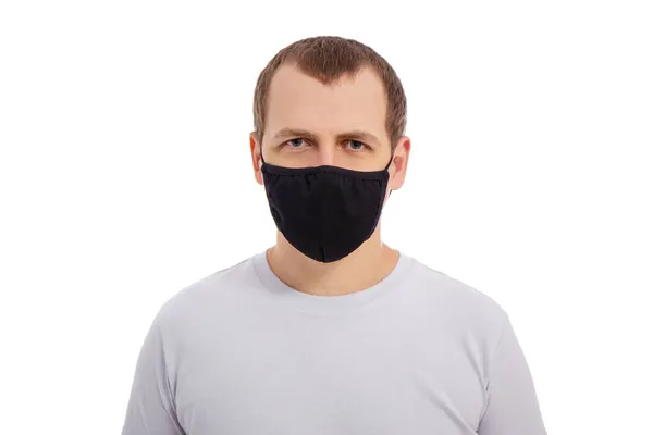 Porträtt Stilig Man Vit Shirt Bär Svart Medicinsk Ansiktsmask Isolerad — Stockfoto