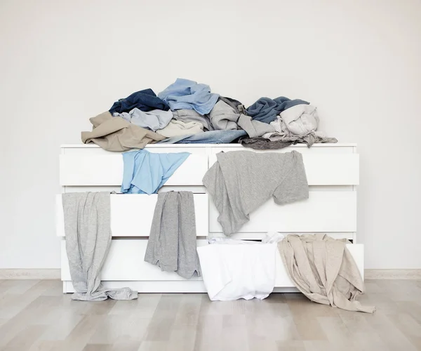 家事と日常のコンセプト リビングルームで汚れた洗濯の山と引き出しの胸 — ストック写真