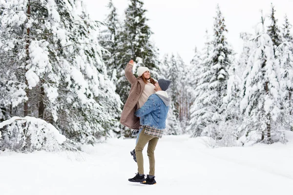 年轻貌美的夫妻在冬天的森林里散步和玩耍 — 图库照片