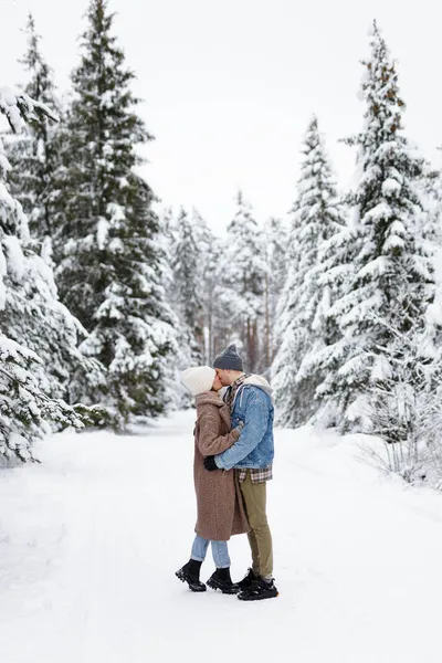 Man Woman Love Kissing Snowy Winter Forest — Stock Photo, Image