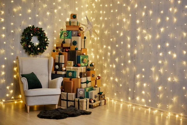 Sala Estar Decorada Com Poltrona Grinalda Caixas Presente Natal Dispostas — Fotografia de Stock